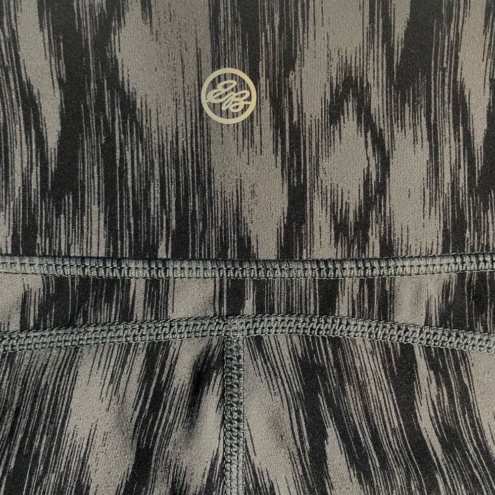 Eddie Bauer High-Rise Active Leggings Gray Black Ikat Print   Size M - Picture 9 of 9